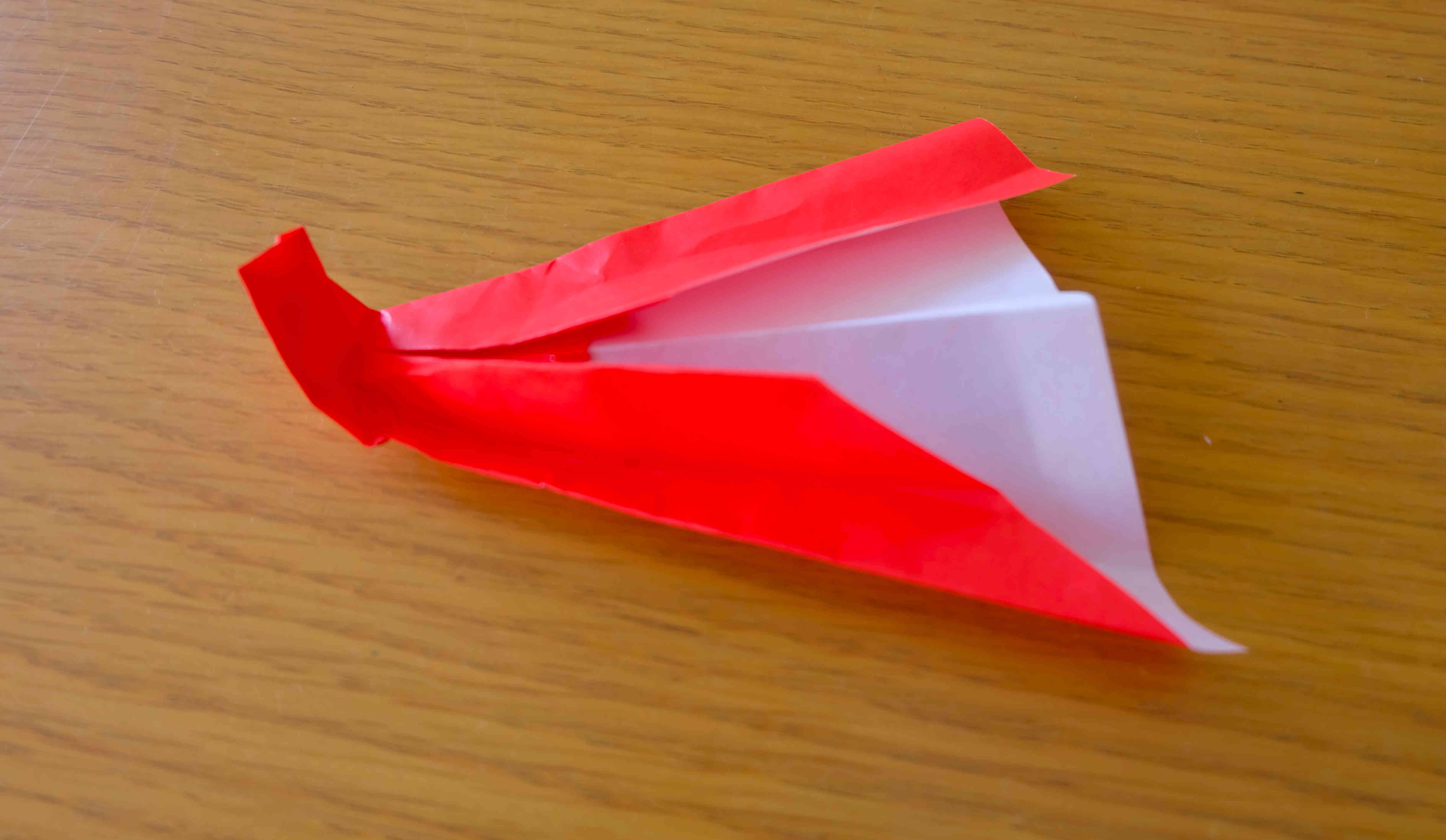 赤い紙飛行機